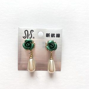Brand new green rose Pearl drop earrings